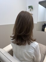 ソエル(Soell)&nbsp;レイヤーカット　アースカラー　オリーブカラー　くせ毛　外はね