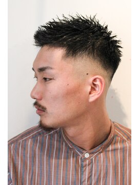 メリケンバーバーショップ コウベ(MERICAN BARBERSHOP KOBE) スキンフェード刈り上げスパイキーベリーショート