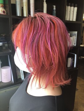 シーヤ(Seaya) ウルフカットの派手カラー