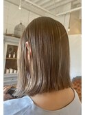 ハイトーンカラーでみせるワンランク上のストレートボブ