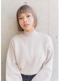 ぱっつん前髪/ぶつ切りボブ/ハイトーンカラー/シルキーベージュ