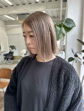 フィル(fil) 切りっぱなしボブ／ホワイトベージュ