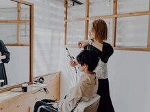 20代からキャリアあるスタイリストも在籍。最新トレンドを「uta shiroiro」が提案します。