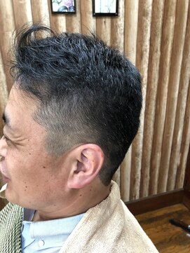 コレトモ(KORETOMO) 涼しげ短髪黒髪アップバングスキンフェードショートヘア