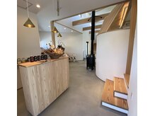 フローヘアーデザイン(flow hair design)の雰囲気(木の香りが広がる店内*)