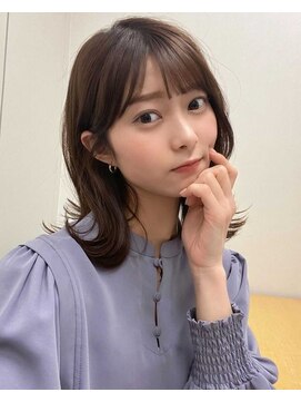 キキ(kiki) ミディアムレイヤー_斜めバンググレージュカラー_kiki0113