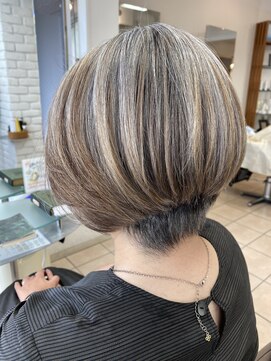 あさひ 大人かっこいい白髪を活かしたカラーで作る前下がりショートボブ