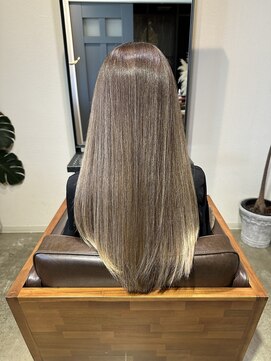 ワ ヘアー(wa-hair) ミルクティーカラー髪質改善レイヤーロング白髪で作るハイトーン