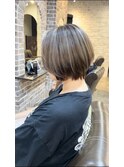 白髪ぼかしハイライトのハンサムショート