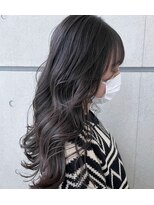ソレア(solea) ツヤ見せ巻き髪で楽しむファッション
