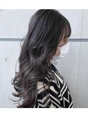 ツヤ見せ巻き髪で楽しむファッション