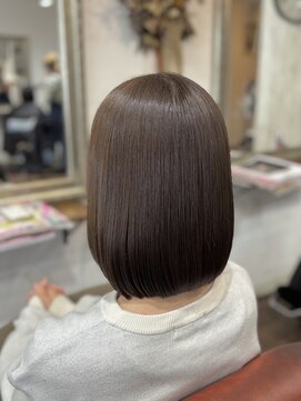 ヘアメイク アンフィ(amphi) つやつやアッシュベージュ