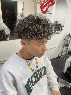 メリケンバーバーショップ フクオカ(MERICAN BARBERSHOP FUK) メンズカットツーブロックカーリーニュアンスハイライトマッシュ