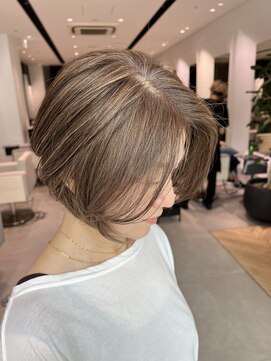 ステア ケース(stair case) 白髪の透明感をハイライトに　脱白髪染め　白髪ぼかし