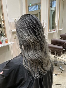 ルーミング 成田店(Rooming) ホワイトシルバーシャドールーツ