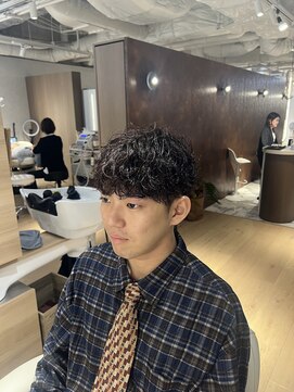 ウノプリールヴァモス(unopulir Vamos) 黒髪大人メンズヘア前下がり波巻きスパイラルパーマ刈り上げ