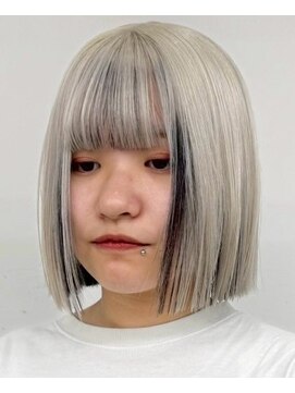 ウィコ 新宿(WICO) ホワイト×ブラック[新宿駅/ホワイトブロンド/イメチェン/美髪]