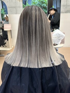 ヌエン 渋谷(NU/EN) 秋のトレンド外国人風バレイヤージュとホワイトグレージュのボブ