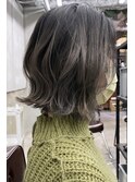 グレージュのバレイヤージュとボブ