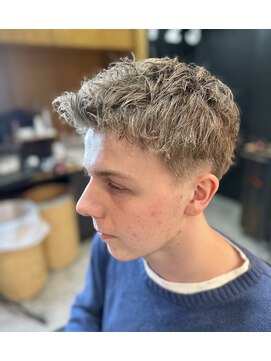 フランクスバーバー アンド ビアークラブ(FRANK'S BARBER and BEER CLUB) ベージュソフトピンパーマアップバングスパイキーショート