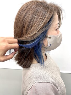 ゴウトゥデイシェアサロン 町田店(GO TODAY SHAiRE SALON) ミディアム切りっぱなし ベージュ/イヤリングカラーブルー
