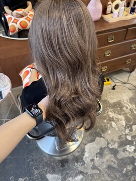 チャプター 問屋町(chapter) ケアブリーチミルクティーグレージュ顔まわりレイヤーカット