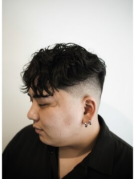 ヘアークリエイ トポライトウィロー 烏丸(Hair Create Polite willow) スキンフェード　スパイラルパーマ