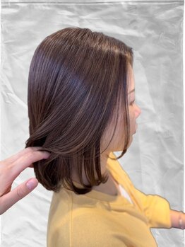 ニカイ(2F)の写真/白髪を隠すから活かすへ。透明感のある大人の白髪ぼかし