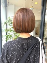 ハロウ&nbsp;透明感たっぷりハイトーンベージュカラー×切りっぱなしボブ