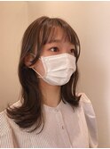 オリーブアッシュ外ハネミディアムヘア