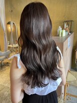 シー 岡崎(,SHE)&nbsp;黒髪/グレーベージュ/レイヤーロング/前髪パーマ