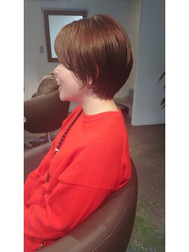 トナリ(tonari) コーラルピンクカラーで柔らかなショート