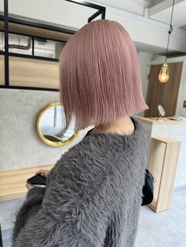 シー(thee) 淡めピンク×ぱつっとボブ