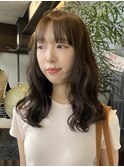 栄外ハネ大人女子柔らかミディアム髪型　オリーブカラー　　