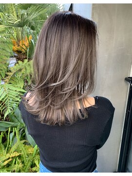 トルネード(TORNADO) 大人外国人風ハイライトバレイヤージュ