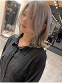シルバーアッシュホワイトベージュ外ハネミディアム伸ばしかけ