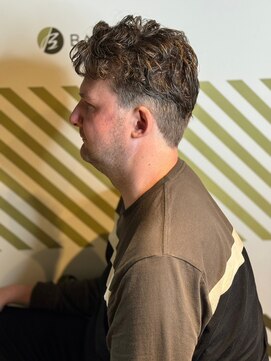 バーバーバー アカバネ(BARBER-BAR AKABANE) 外国人くせ毛を生かしたビジネス向きショートスタイル #1