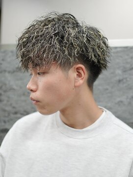 スラッシュ(SLASH) メンズパーマ/ハイライト/短髪/フェードカット/ツイスト/姫路