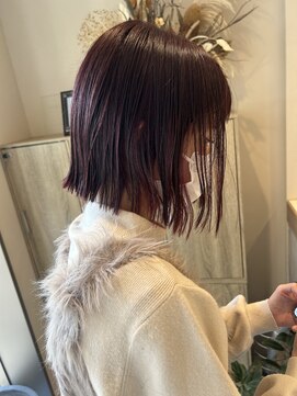 ミリィ 四日市(mily) ツヤ感◎切りっぱなしボブ×ワインレッド