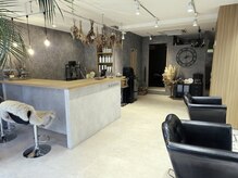 マナワ(manawa)の雰囲気（広々とした店内で髪だけでなく気持ちも整う時間をご提供致します）