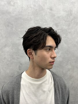 クロムトウキョウ ザ バーバー ネオン 新宿店(CHROM TOKYO the Barber ne/on) フェザーパーマ/センターパート