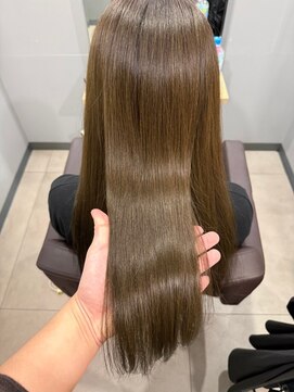 カミエ(kamie) ツヤ感たっぷりのブラウンロング×大人っぽいレイヤーカット