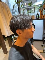 トニコ(toniko)&nbsp;ルーズパーマ×センターパート×刈り上げ×ビジネスヘア