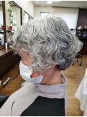 白髪をいかした外国人風ナチュラルパーマ