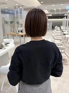 ヴィサージュアクト(VISAGE a.c.t) 首元がすっきり見える、コンパクトなミニボブ。