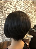 襟足なし前下がりボブ