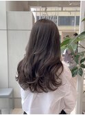 透け感のあるナチュラルなグレージュとウェーブヘア