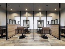 ブロン(BLANC)の雰囲気（木のぬくもり感じる店内）
