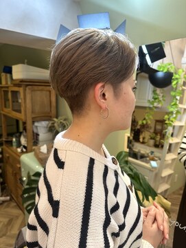 ワッツユアヘアストーリー(What’s your hair story) ショートヘア/刈り上げ/ハイトーンカラー/ベージュ/グレージュ