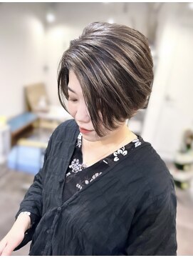 マリン(Marine) 30代40代50代白髪ぼかしハイライトショートボブ